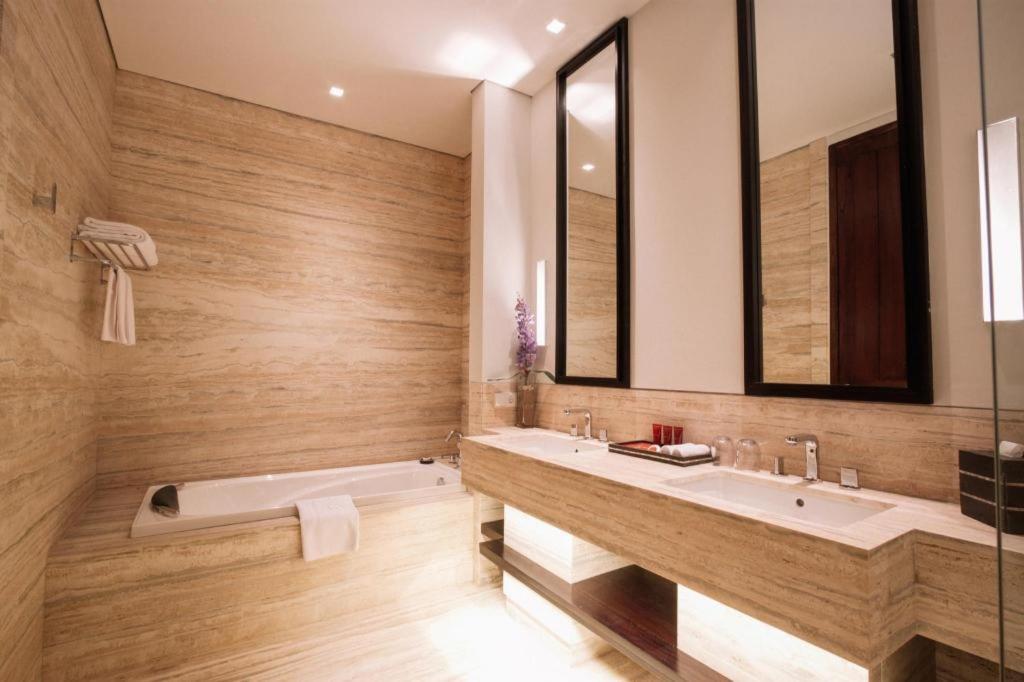 Bumi Segah Hotel Tanjung Redep Buitenkant foto